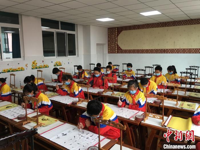 图为吹麻滩小学学生练习毛笔字。(资料图) 吹麻滩小学供图