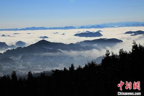 中国侨网雪后云海，壮美如画。　苏忠国　摄