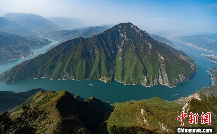 图为站在三峡之巅俯瞰下的瞿塘峡。　何蓬磊 摄