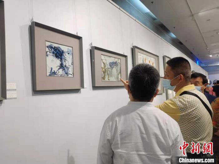 “陶瓷中国—景德镇当代陶瓷名家作品展”吸引市民观看。　张茜翼 摄