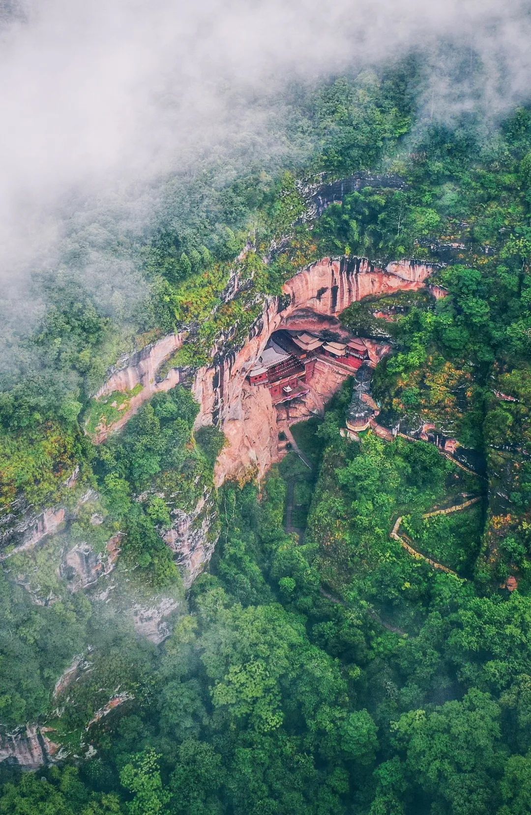 ▲ 甘露寺，修建于丹霞山体中部，景色奇绝 。 图/视觉中国