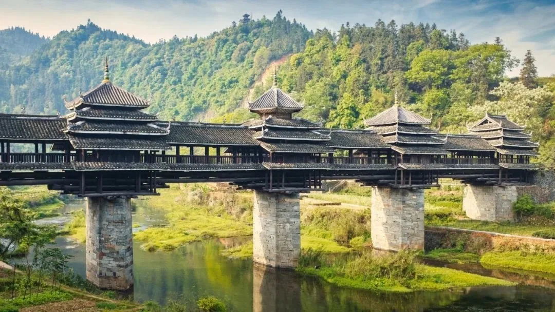 三江程阳风雨桥，和鼓楼均是典型的侗族建筑