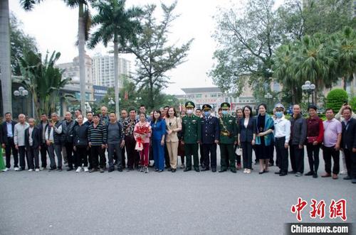 中国侨网图为中国旅游团和越方人员在越南芒街口岸合影。　翟李强　摄