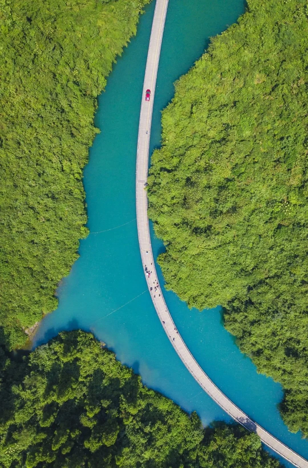 一段绝美的水上公路，带你走进深山中的秘境。图/视觉中国