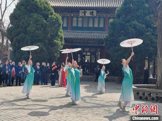 展厅外，数名讲解员化身舞伎，带来舞蹈《晋祠·春》，吸引八方游客欣赏。　高雨晴 摄