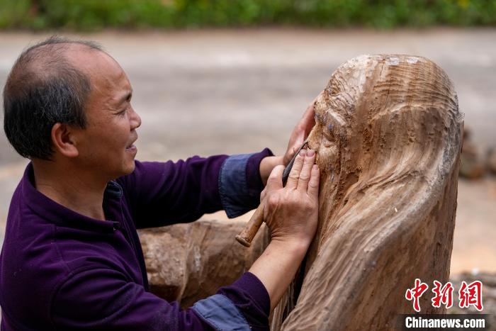 万细生用传统刻刀处理作品细节。　赵春亮 摄