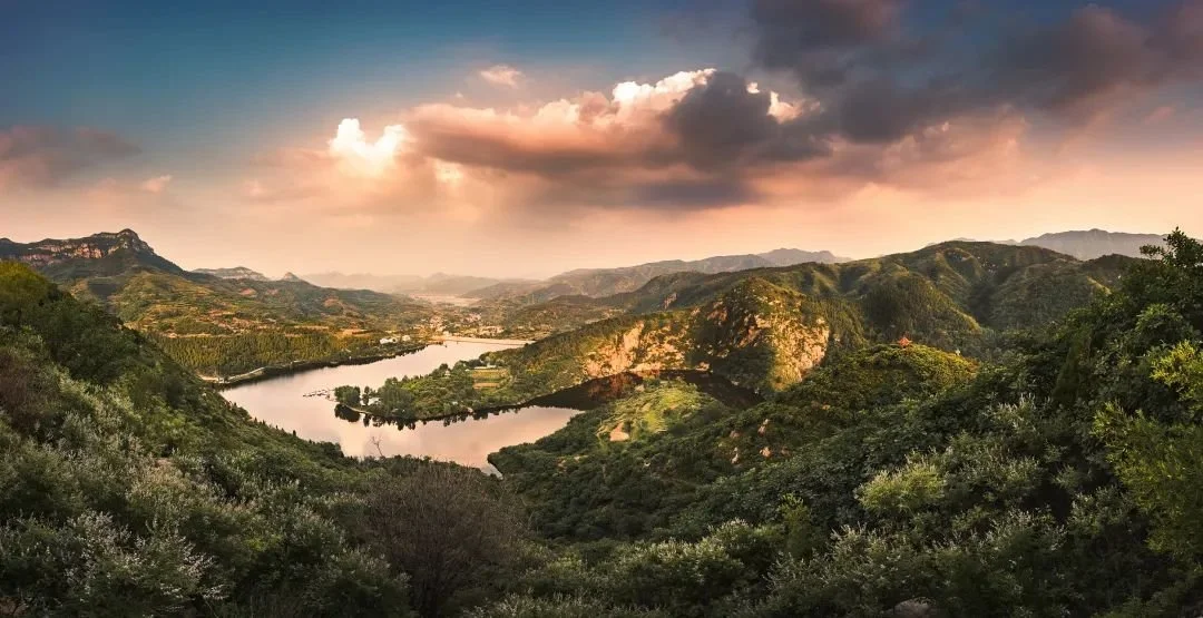 △济南章丘百丈崖水库，群峰环绕碧波荡漾。/视觉中国