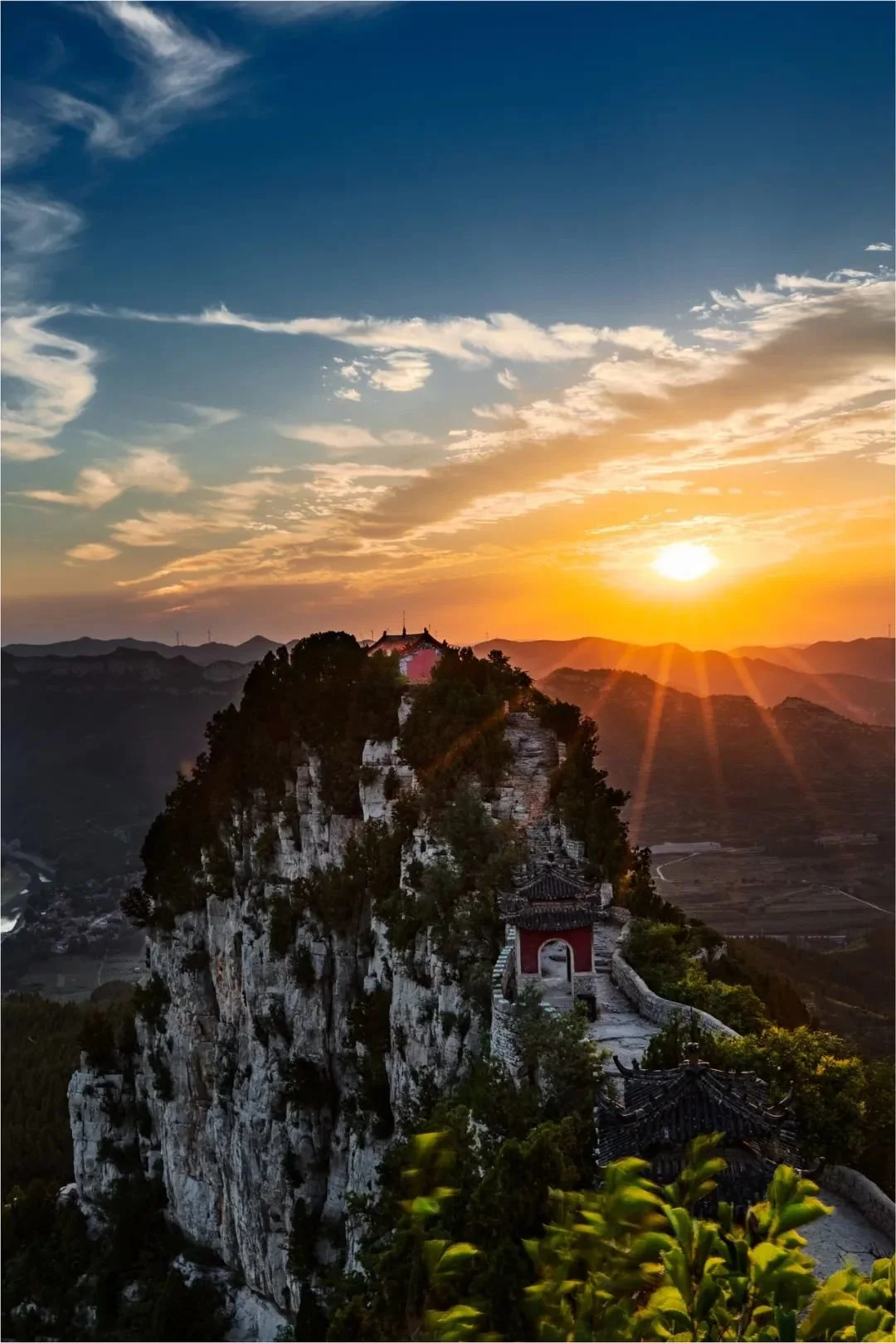 登临马鞍山齐长城，远处连绵的群山仿佛仙侠世界中的神仙洞府。