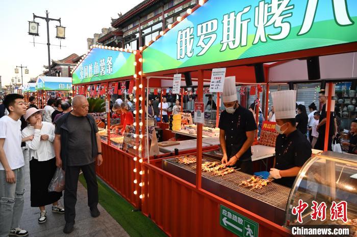 内蒙古呼和浩特市，厨师烹饪俄罗斯烤八爪鱼。　刘文华 摄