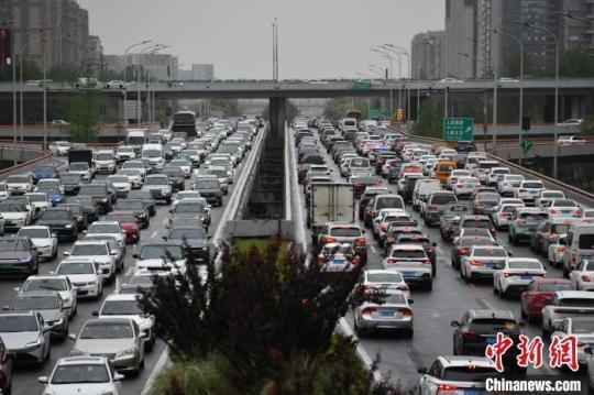 资料图：交通拥堵。　张浪 摄