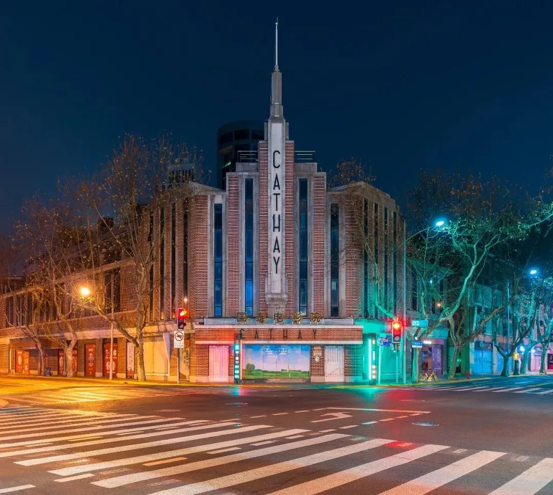 国泰电影院夜景。（图/视觉中国）