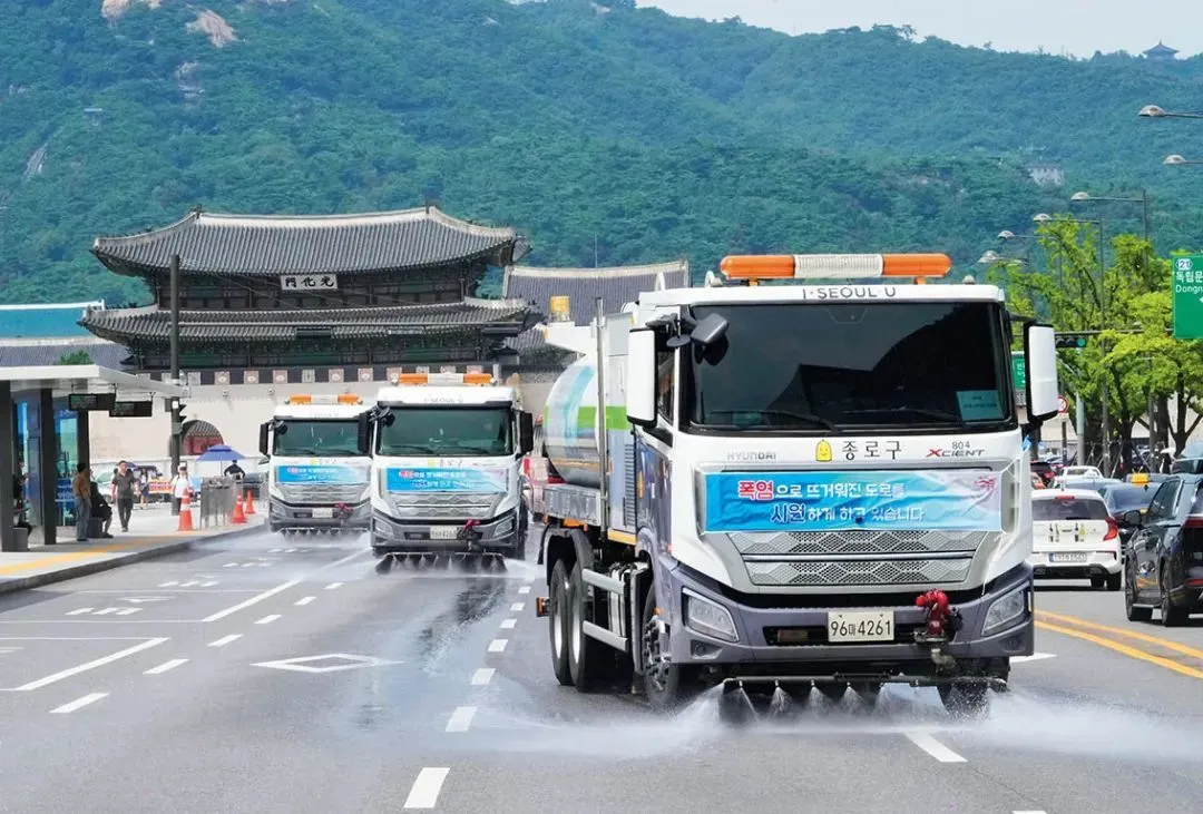 2023 年 8 月 2 日，洒水车在韩国首尔街头向路面洒水降温 新华社/美联