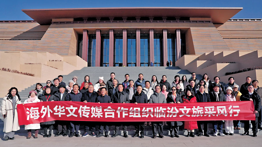 ●海外華文媒體代表在陶寺遺址博物館合影留念。香港文匯報記者楊奇霖  攝