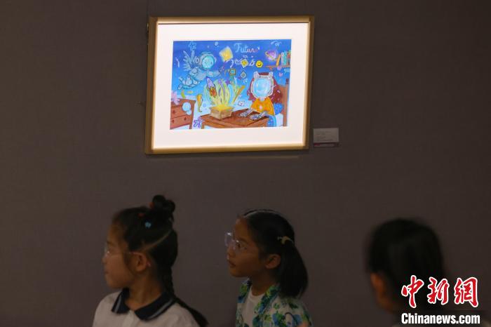 中国侨网7月1日，江苏启东，观众在展厅内参观展出的绘画作品。当日，“寻找未来艺术大使”暨首届中瑞青少年国际绘画大赛中国巡展·启东站在启东美术馆开展，百余幅中国和瑞士青少年创作的绘画作品以独特的视角，讲述跨越国界的友谊故事。据悉，此次绘画大赛以艺术为媒介，为中国和瑞士两国青少年提供展示自我、发挥艺术想象力的平台，鼓励他们用创作展开跨文化对话。中新社记者 泱波 摄　