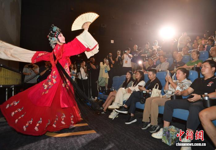中国侨网9月24日晚,闽剧电影《双蝶扇》亮相正在福州举行的第十二届丝绸之路国际电影节展映活动。该片是福建“八闽戏曲电影工程”的首部影片,影片讲述了少女林梦卿、书生陈子霖与乡绅吴玉山之间阴差阳错的命运纠葛,以及由此引发的人性考验和情感抉择。闽剧又称福州戏,发源于闽中十邑。闽剧发展至今已有400多年历史,为福建省五大地方剧种之首,2006年列入首批国家级非物质文化遗产代表性项目名录。图为展映开始前福建省实验闽剧院的演员在现场重现片中的经典唱段。中新社记者 张斌 摄