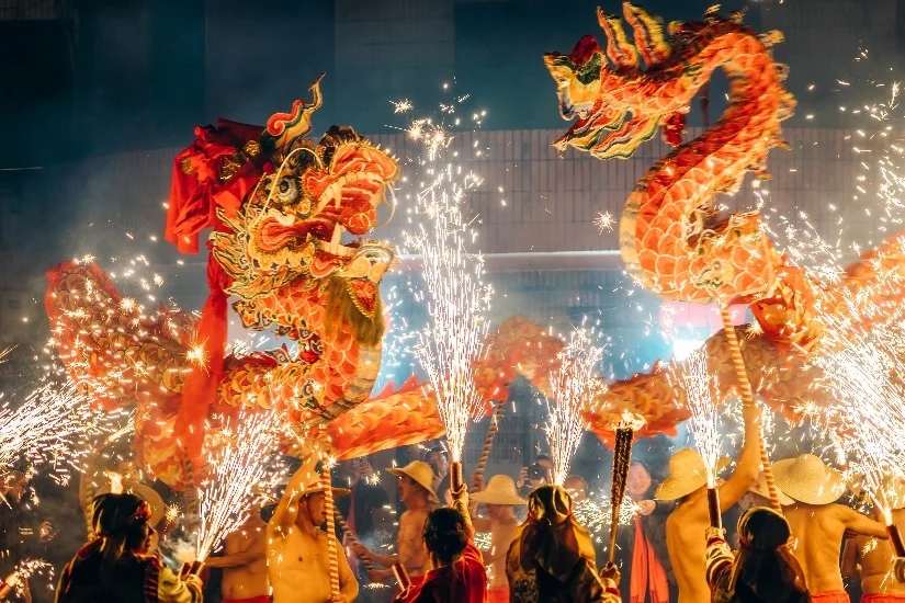 重庆烧火龙（图片源自视觉中国）