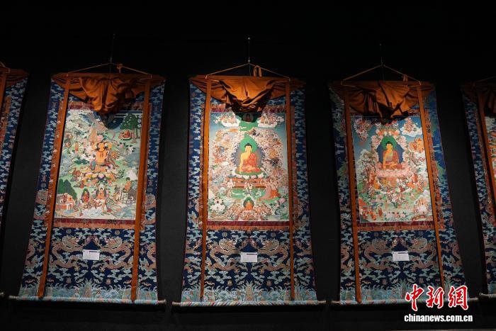 中国侨网3月12日，记者探访西藏丹巴绕旦唐卡艺术学校。该校1980年创办，46年来免费培养唐卡艺术人才500余名，现有汉藏籍在校生80余名，学制8至10余年。校内画师以矿物颜料潜心创作，学校秉持“先做人后学艺”理念，通过系统化教学传承勉唐派技艺，毕业生就业率近99%，推动唐卡文化持续传承发展。图为唐卡作品。贡确 摄