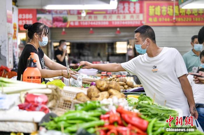 张家界一菜市场市民在购买蔬菜。 邵颖 摄